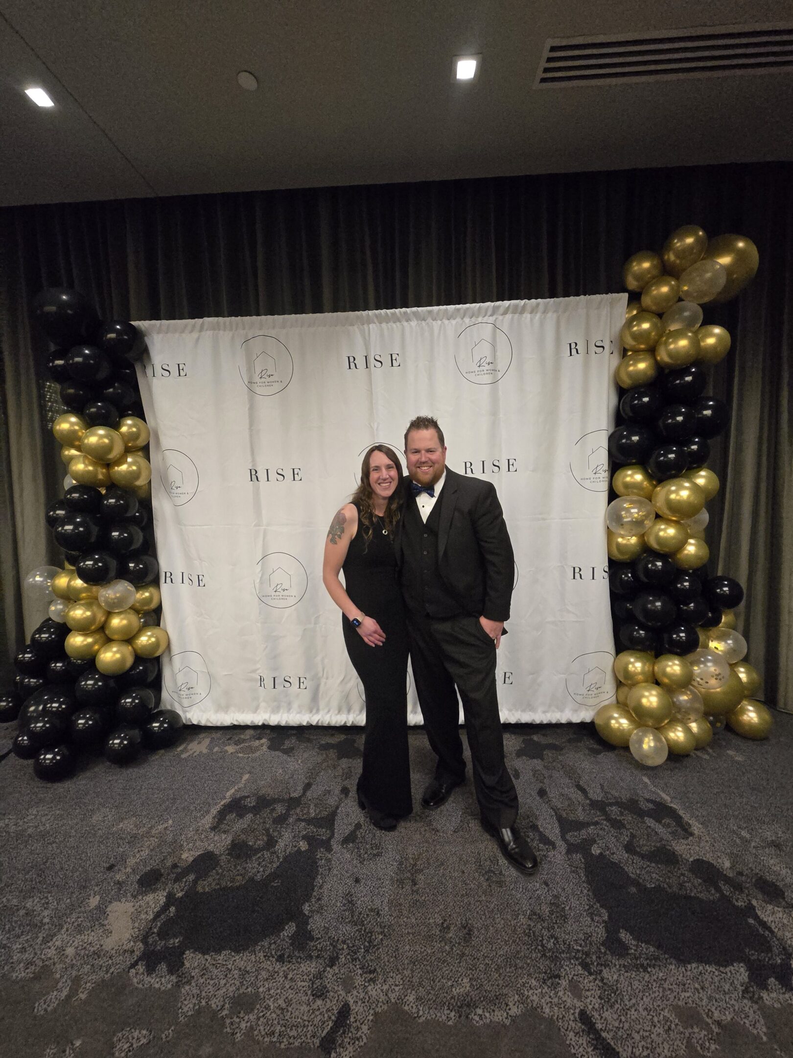 67fd71d21222a_20241113_181304 A man and woman posing for a picture in front of balloons.